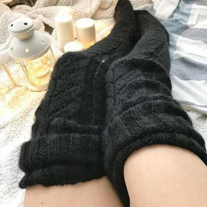 Gestrickte Socken über die Knie