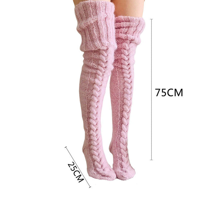 Gestrickte Socken über die Knie